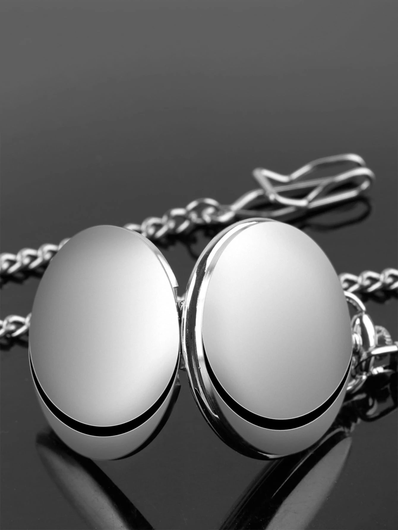 Relógio de bolso masculino redondo com números romanos mostrador branco e detalhe em strass