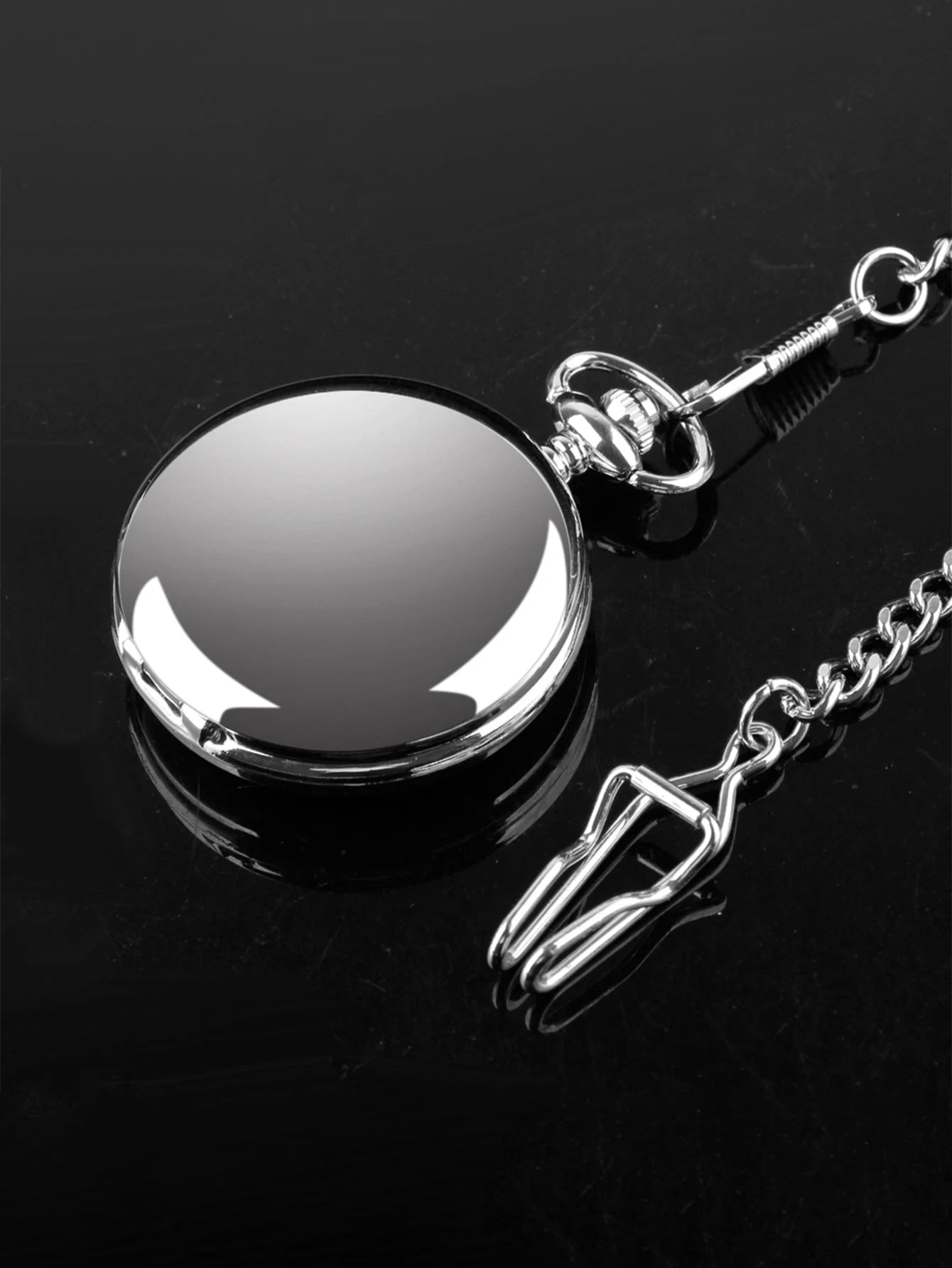 Relógio de bolso masculino redondo com números romanos mostrador branco e detalhe em strass